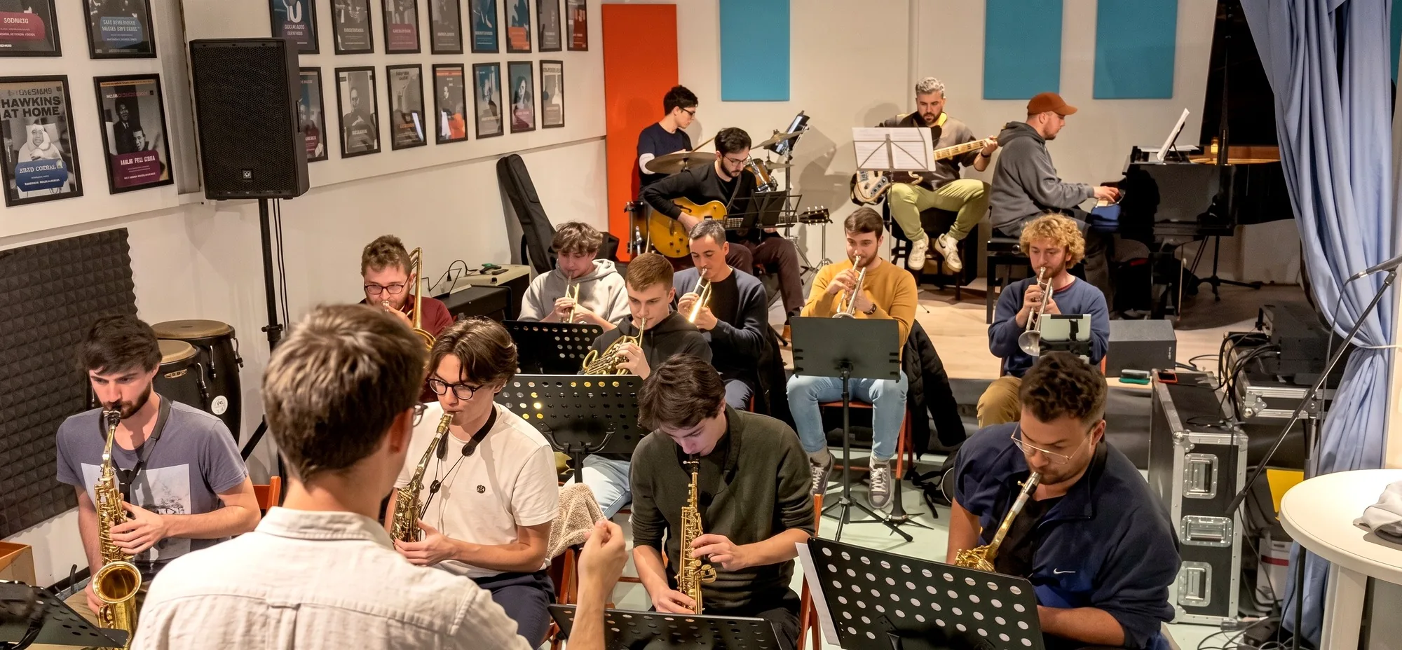 La Off Topic Jazz Orchestra durante una prova d'insieme