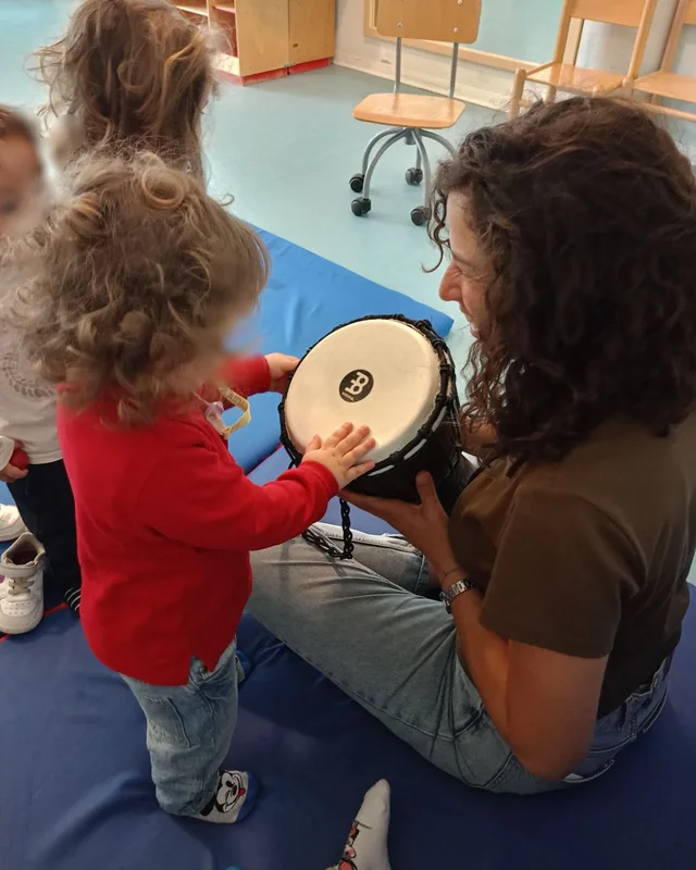 Una bambina suona il tamburo tenuto da Stefania